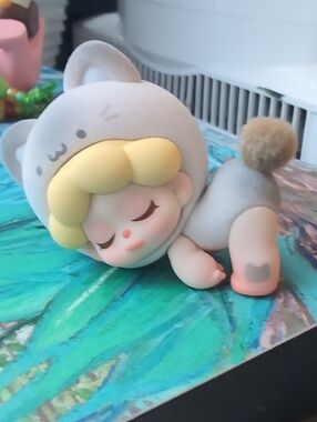 New Wendy Kitty Sleeping Figure - Special Flocked Design